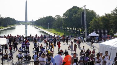 Varias personas llegan para conmemorar el 60mo aniversario de la Marcha en Washington por el trabajo y la libertad en el Lincoln Memorial, el sábado 26 de agosto de 2023, en Washington. (AP Foto/Jacquelyn Martin)
