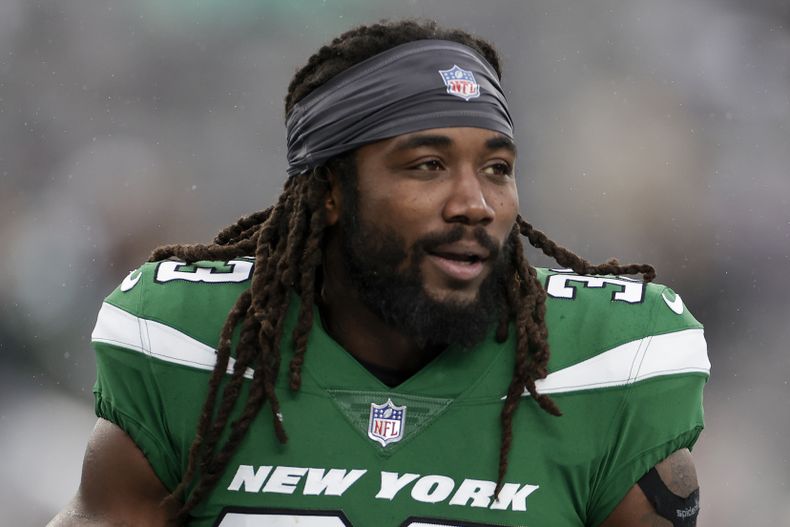 ARCHIVO - El corredor de los Jets de Nueva York Dalvin Cook (33) calienta antes de jugar contra los Falcons de Atlanta en un partido de fútbol americano de la NFL, el domingo 3 de diciembre de 2023, en East Rutherford, Nueva Jersey (AP Foto/Adam Hunger, Archivo)