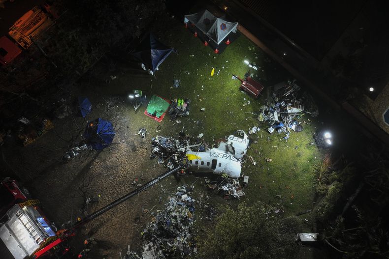 Restos de un avión que se estrelló el día anterior en Vinhedo, Sao Paulo, Brasil, el 10 de agosto de 2024. (AP Foto/Andre Penner)