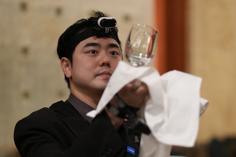David Park, gerente de alimentos y bebidas del Hotel Lotte de Seúl, hace una demostración durante una entrevista con The Associated Press, el martes 28 de abril de 2026, en Seúl, Corea del Sur. (AP Foto/Lee Jin-man)