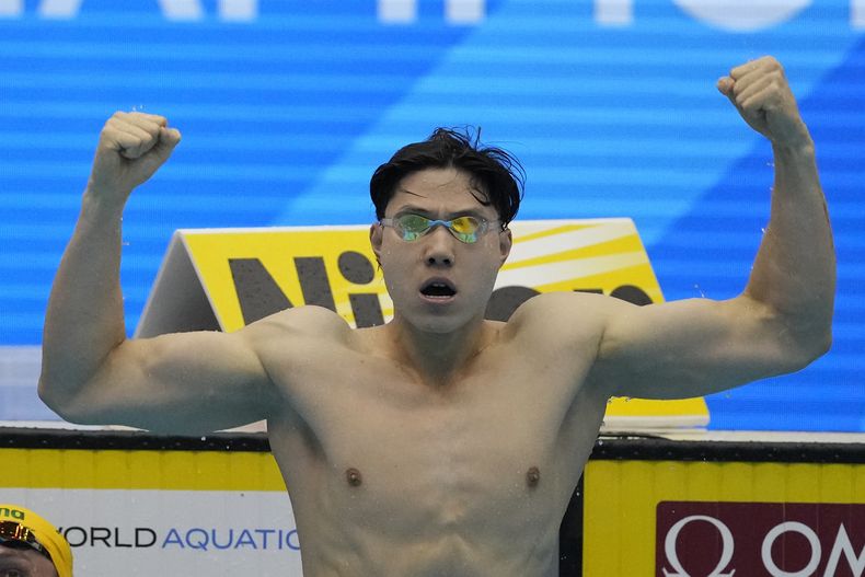 El nadador chino Qin Haiyang celebra tras ganar los 200 metros pecho con un nuevo récord mundial en el Campeonato Mundial de Natación en Fukuoka, Japón el viernes 28 de julio del 2023. (AP Foto/Lee Jin-man)