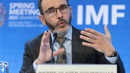 El director del departamento de investigaciones del Fondo Monetario Internacional, Pierre-Olivier Gourinchas, en Washington el 11 de abril de 2023. (AP foto/Jose Luis Magana)