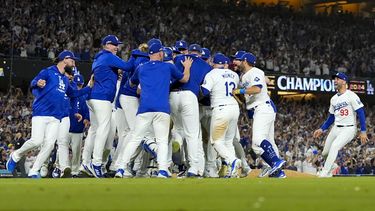 Los Dodgers de Los Ángeles celebran su victoria contra los Mets de Nueva York en el Juego 6 de una Serie de Campeonato de la Liga Nacional de béisbol, el domingo 20 de octubre de 2024, en Los Ángeles. Los Dodgers se enfrentarán a los Yankees de Nueva York en la Serie Mundial. (AP Foto/Julio Cortez)