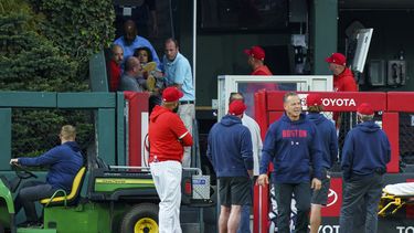 Un fanático, que cayó dentro del bullpen de Medias Rojas, es llevado por personal médico rumbo a un carrito para ser trasladado a un centro médico durante la primera entrada del juego de béisbol en contra de los Filis de Filadelfia, el viernes 5 de mayo de 2023, en Filadelfia. (AP Foto/Chris Szagola)
