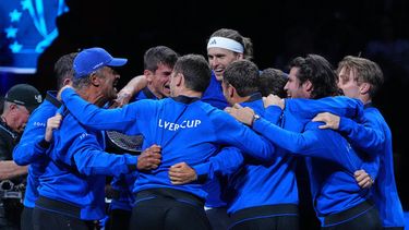 El equipo de Europa celebra con Alexander Zverev después de que venció a Learner Tien del Equipo del Mundo en la Copa Laver el domingo 27 de septiembre del 2026. (AP Foto/Maja Smiejkowska)