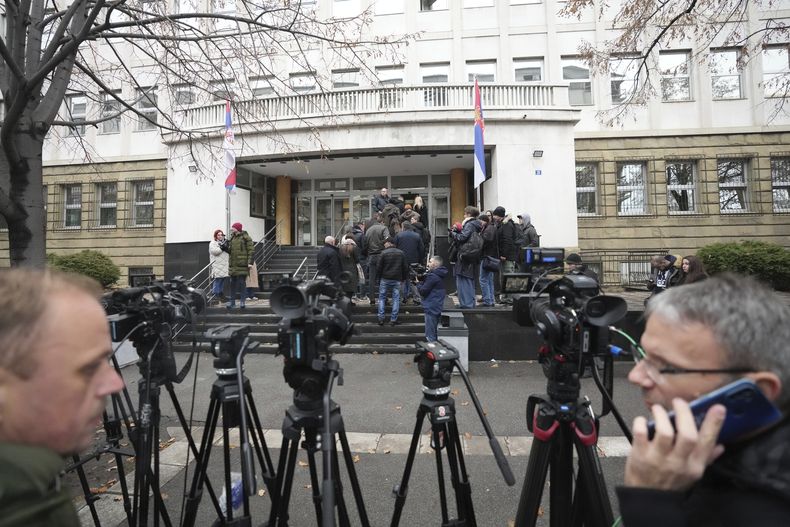Familiares y amigos de víctimas afuera del tribunal donde se lleva a cabo el juicio por dos tiroteos en Serbia ocurridos en mayo. Foto tomada el 12 de diciembre del 2024. (Foto AP/Darko Vojinovic)