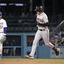 Wilmer Flores (derecha), de los Gigantes de San Francisco, corre las bases tras sacudir un bambinazo de dos carreras, ante la mirada del segunda base de los Dodgers de Los Ángeles Miguel Vargas, en el séptimo inning del juego de la MLB que enfrentó a ambos equipos, el 16 de junio de 2023, en Los Ángeles. (AP Foto/Mark J. Terrill)