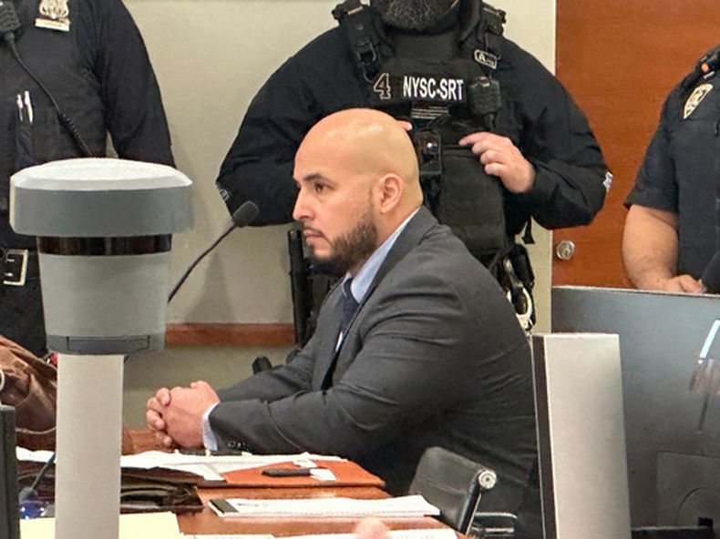 El exsargento de la policía de Nueva York, Erik Duran, durante su audiencia de sentencia en la Sala de Justicia del Condado de Bronx, el jueves 9 de abril de 2026, en Nueva York, tras ser declarado culpable por arrojar una hielera portátil llena de refrescos contra el sospechoso Eric Duprey, que huía y estrelló su scooter motorizado y murió. (AP Foto/Michael R. Sisak)