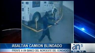 americateve | Las autoridades investigan el asalto a un camión blindado frente a un banco del noroeste del Condado durante la mañana del jueves.
