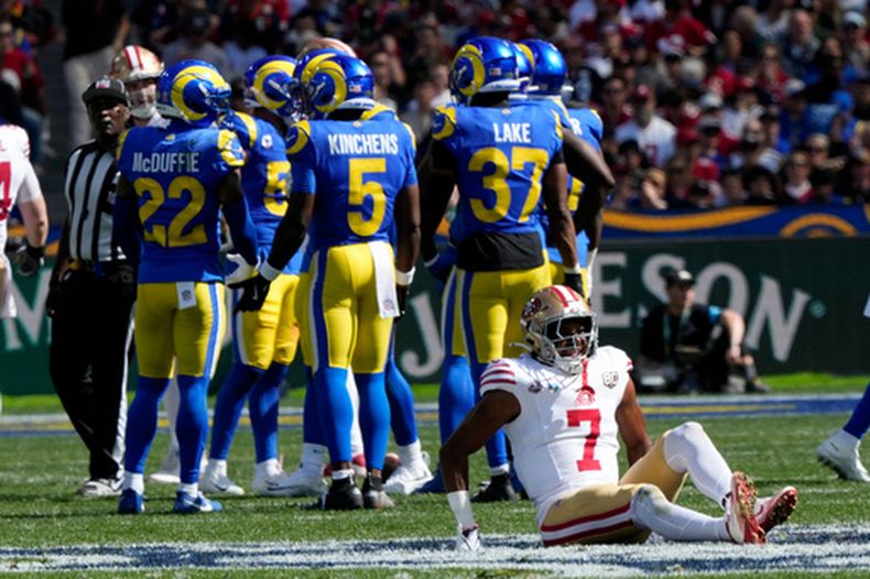 Dezhaun Stribling (7), receptor abierto de los 49ers de San Francisco, aparece sentado en el campo después de sufrir una lesión en la primera mitad del partido de la NFL en contra de los Rams de Los Ángeles, el viernes 11 de septiembre de 2026, en Melbourne, Australia. (AP Foto/Doug Benc)