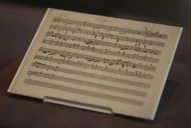 Una partitura musical desconocida hasta ahora, posiblemente de Frederic Chopin, descansa en una vitrina tras ser descubierta en la Biblioteca y Museo Morgan, el miércoles 13 de noviembre de 2024, en Nueva York. Se trata del primer hallazgo de este tipo desde 1930, aunque su autenticidad sigue siendo objeto de debate. (Foto AP/John Minchillo)
