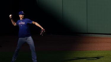 En foto del 26 de mayo del 2023, el abridor de los Rangers de Texas Jacob deGrom trabaja antes del juego ante los Orioles de Baltimore. (AP Foto/Julio Cortez)
