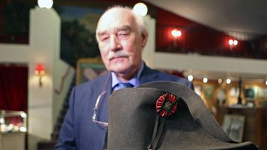 americateve | el experto Jean Claude Dey presenta el bicornio de Napole&oacute;n, propiedad del Palacio de M&oacute;naco, en Fontainbleau, al sur de Par&iacute;s, el 12 de noviembre del 2014. El sombrero ser&aacute; subastado junto con otras piezas de la colecci&oacute