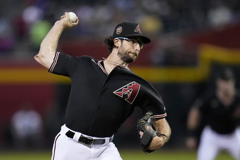 Zac Gallen, abridor de los Diamondbacks de Arizona, hace un lanzamiento en el juego del martes 22 de agosto de 2023, ante los Rangers de Texas (AP Foto/Ross D. Franklin)