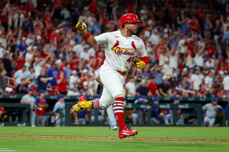 El panameño Iván Herrera, de los Cardenales de San Luis, corre al conectar un doblete frente a los Cachorros de Chicago, el miércoles 29 de julio de 2026 (AP Foto/Scott Kane)