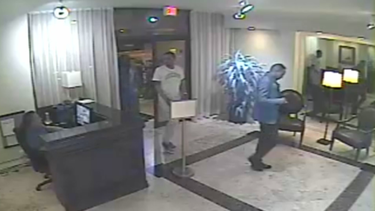 policia de miami beach busca a dos sospechosos que robaron en una residencia