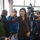 La candidata presidencial republicana, Nikki Haley, llega a un evento electoral en Robie Country Store, en Hooksett, Nueva Hampshire, el 18 de enero de 2024. (AP Foto/Matt Rourke)