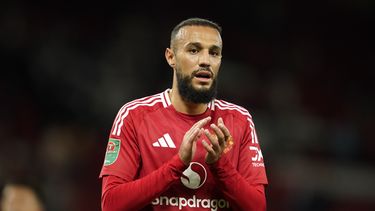 Noussair Mazraoui, del Manchester United, celebra con sus seguidores tras ganar el partido de fútbol de la Copa de la Liga inglesa entre el Manchester United y el Barnsley en Old Trafford, Manchester, Inglaterra, el martes 17 de septiembre de 2024. (AP Foto/Dave Thompson)