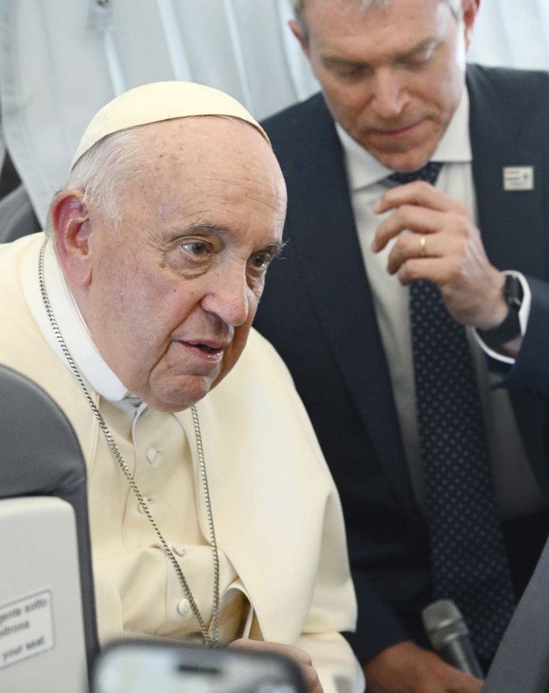 El papa Francisco a bordo del avión papal tras su visita a Hungría, el 30 de abril de 2023. (Vincenzo Pinto/Foto del Pool, via AP)
