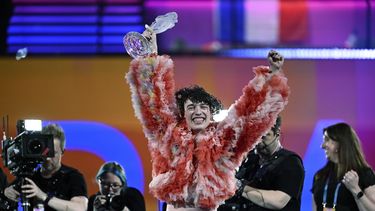 Nemo, de Suiza, que interpretó la canción The Code, celebra tras ganar la Gran Final del Festival de Eurovisión en Malmo, Suecia, el domingo 12 de mayo de 2024. (AP Foto/Martin Meissner)