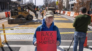 Jessica Sawyer, de 77 años, de Rockville, Maryland, sostiene un cartel que dice Black Lives Matter, el lunes 10 de marzo de 2025, mientras comienza la demolición del mural de Black Lives Matter en Washington. Estoy muy enojadA de que la administración Trump esté obligando al gobierno de D.C. a quitar algo que es tan importante, dice Sawyer. (AP Foto/Jacquelyn Martin)