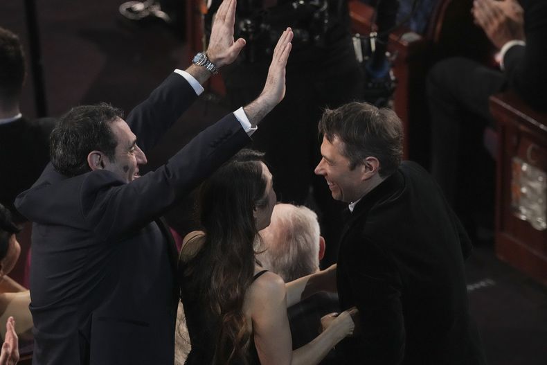 Karren Karagulian, de izquierda a derecha, Samanthan Quan, y felicita a Sean Baker por ganar el premio a la mejor edición por Anora durante los Oscar el domingo 2 de marzo de 2025 en el Teatro Dolby de Los Ángeles. (Foto AP/Chris Pizzello)