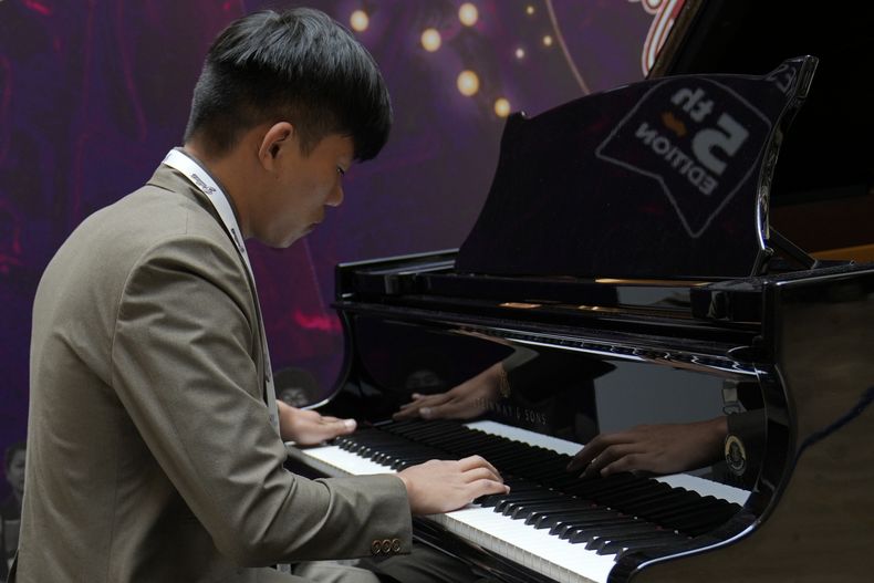 Takosangba Pongen, de 27 años, un pianista ciego, actúa durante el Festival de Piano Brillante de dos días en Bengaluru, India, el domingo 29 de septiembre de 2024. (Foto AP/Aijaz Rahi)