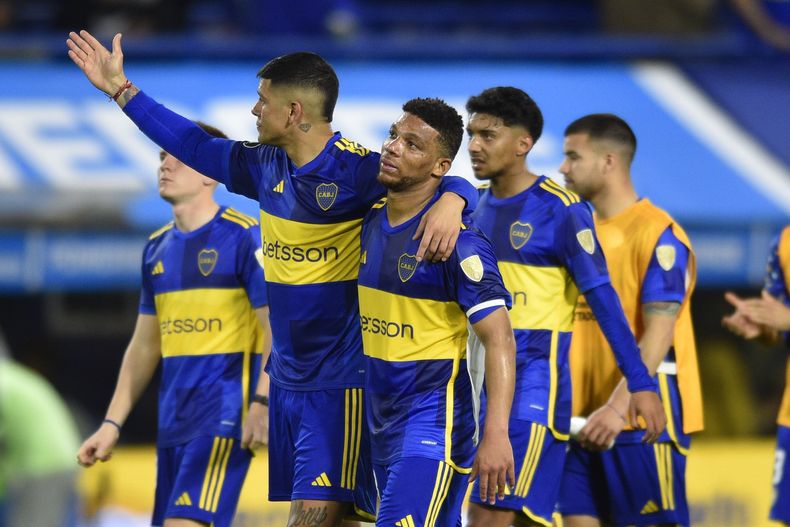 Los jugadores de Boca Juniors de Argentina se retiran de la cancha tras el final del partido contra Palmeiras de Brasil en la ida de las semifinales de la Copa Libertadores, el jueves 28 de septiembre de 2023, en Buenos Aires. (AP Foto/Gustavo Garello)