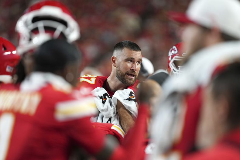Travis Kelce, tight end de los Chiefs de Kansas City, ríe en la banca durante un partido de pretemporada ante los Bears de Chicago, el viernes 22 de agosto de 2025 (AP Foto/Ed Zurga)