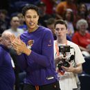 La pivote Brittney Griner, del Mercury de Phoenix, camina en la cancha antes del partido contra Myhstics de Washington, en la NBA de Mujeres, en Washington, el viernes 16 de junio de 2023. (AP Foto/Nick Wass)