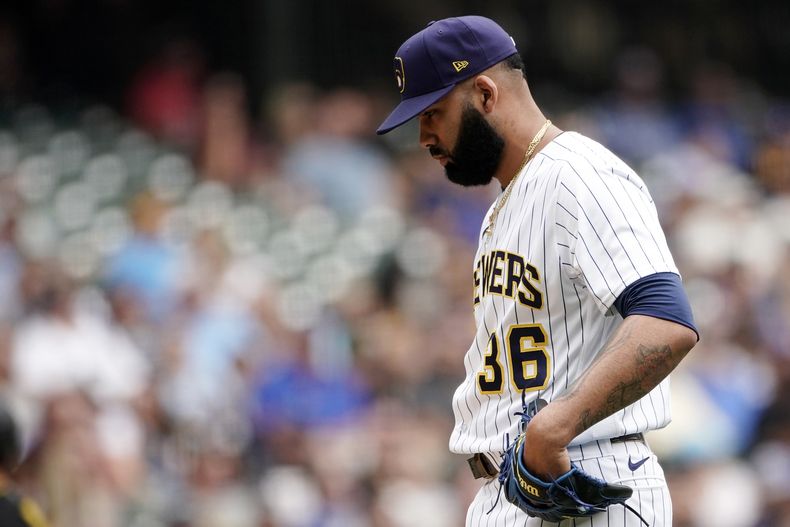 ARCHIVO - El dominicano J.C. Mejía, de los Cerveceros de Milwaukee, mira hacia abajo luego de permitir un jonrón en el duelo ante los Piratas de Pittsburgh, el domingo 6 de agosto de 2023 (AP Foto/Aaron Gash, archivo)