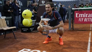 El ruso Daniil Medvedev posa con el trofeo tras superar al danés Holger Rune en la final del Abierto de Italia en Roma el domingo 21 de mayo del 2023. (AP Foto/Alessandra Tarantino)
