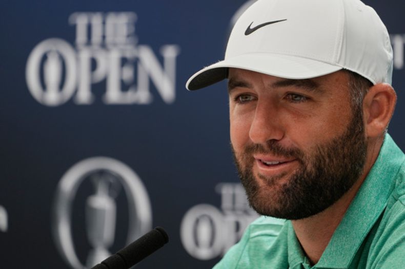 El estadounidense Scottie Scheffler habla con la prensa antes del Abierto Británico en Royal Birkdale el martes 14 de julio del 2026. (AP Foto/David Goldman)