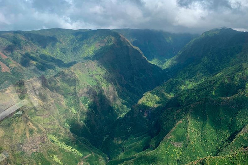 ARCHIVO - Vista aérea de una zona cercana a la costa de Na Pali, el 17 de diciembre de 2019, en la isla de Kauai, Hawai. (AP Foto/Maryclaire Dale, archivo)