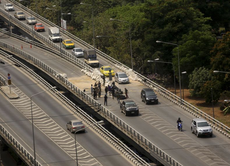 Automivilistas circulan sobre una v&iacute;a elevada en Bangkok, capital de Tailandia, luego de que se retiraran las barreras que obstru&iacute;an el paso el martes 18 de marzo de 2014. El gobierno tailand&eacute;s elvant&oacute; el estado de emergencia q