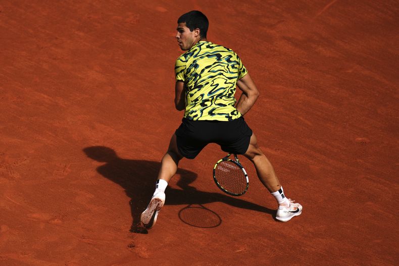 Carlos Alcaraz juega contra Karen Kachanov en el Abierto de Madrid, el martes 2 de mayo de 2023. (AP Foto/Manu Fernández)