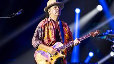ARCHIVO - Carlos Santana se presenta el viernes 30 de junio de 2023 en Ravinia en Highland Park, Illinois. (Foto Rob Grabowski/Invision/AP, archivo)