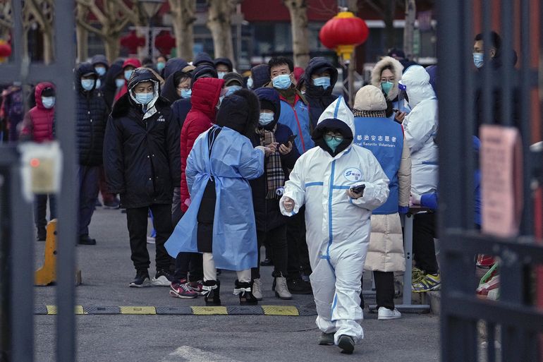 Tests de COVID-19 prueban paciencia de residentes en Beijing