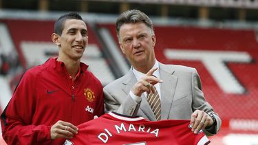 americateve | El nuevo jugador de Manchester United, Angel Di Mar&iacute;a, izquierda, y el t&eacute;cnico Louis van Gaal posan en la presentaci&oacute;n del jugador el jueves, 28 de agosto de 2014, en Manchester, Inglaterra. (AP Photo/Alastair Grant)
