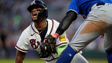 ARCHIVO - Ronald Acuña Jr. (13), de los Bravos de Atlanta, se roba la tercera base ante el tercera base de los Azulejos de Toronto, Kazuma Okamoto (7), en la quinta entrada de un partido de béisbol el 3 de junio de 2026, en Atlanta. (Foto AP/Mike Stewart, Archivo)