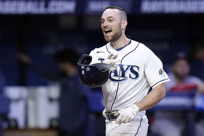 Brandon Lowe, de los Rays de Tampa Bay, festeja el jonrón con el que dio la victoria a su equipo sobre los Medias Rojas de Boston, el martes 6 de septiembre de 2023 (AP Foto/Chris OMeara)