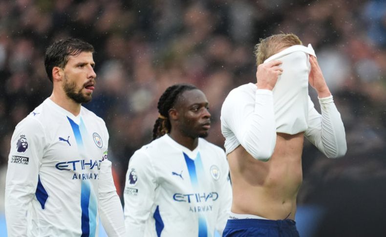 El jugador del Manchester City, Erling Haaland, se cubre el rostro tras el partido de fútbol de la Liga Premier inglesa entre el Aston Villa y el Manchester City en Birmingham, Inglaterra, el sábado 24 de octubre de 2026. (Nick Potts/PA vía AP)