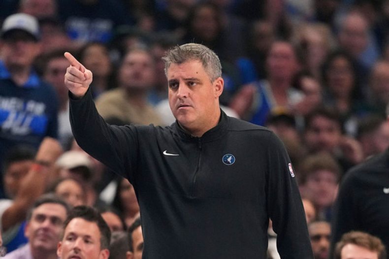ARCHIVO - Foto del 26 de mayo del 2024, el asistente de los Timberwolves de Minnesota Micah Nori dirige una jugada en el juego 3 de las finales de la Conferencia Oeste ante los Mavericks de Dallas. (AP Foto/Julio Cortez, Archivo)