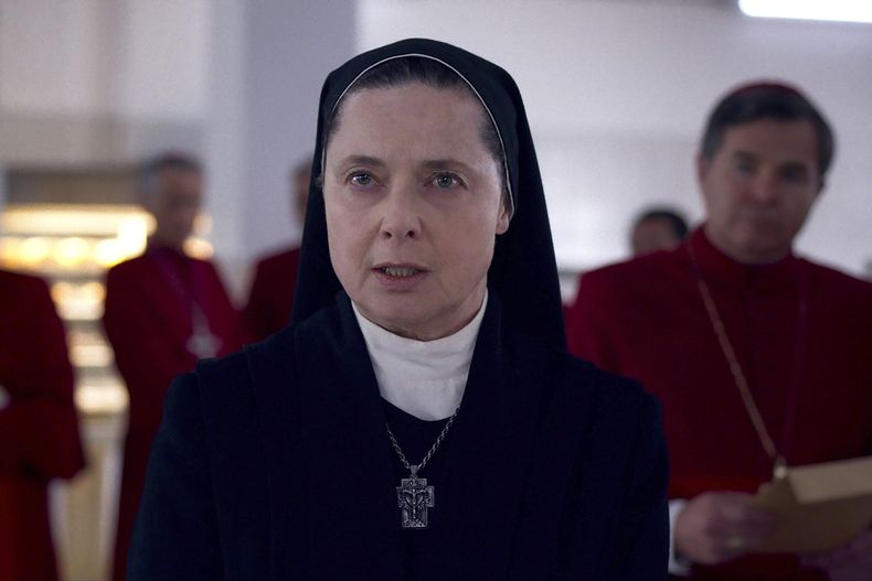 En esta imagen proporcionada por Focus Features, Isabella Rossellini en una escena de Conclave (Cónclave). (Focus Features via AP)