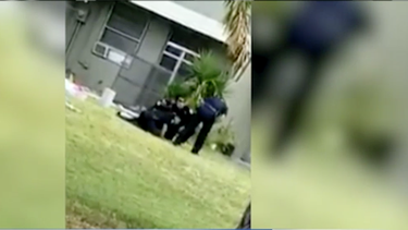 suspenden a policia de miami por patear a un detenido