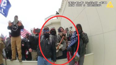 En esta imagen tomada por la cámara corporal de un policía de Washington, y difundida con anotaciones por el Departamento de Justicia, se ve a Peter Schwartz en el círculo rojo cuando usa un recipiente de aerosol pimienta contra policías el 6 de enero de 2021. (Departamento de Justicia vía AP)