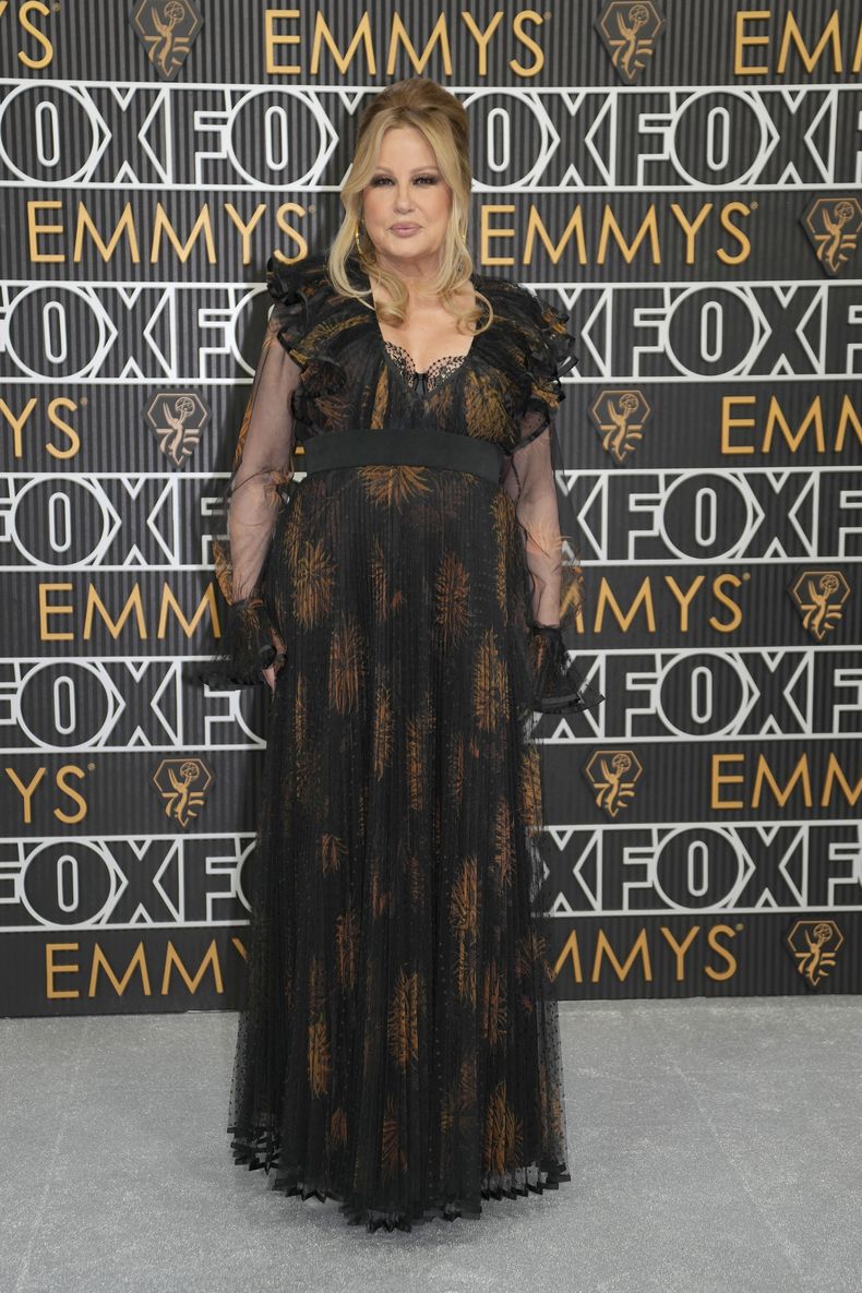Jennifer Coolidge llega a la 75a edición de los Premios Emmy el lunes 15 de enero de 2024 en el Teatro Peacock de Los Ángeles. (Foto AP/Ashley Landis)