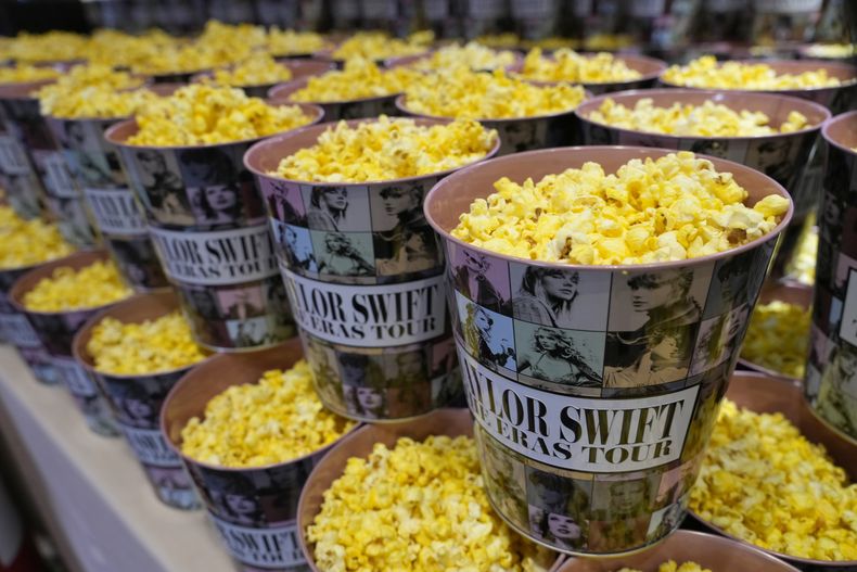 Palomitas en cubetas especiales de la película Taylor Swift: The Eras Tour previo al estreno mundial del filme el miércoles 11 de octubre de 2023, en el cine AMC The Grove 14 en Los Ángeles. (Foto AP/Chris Pizzello)
