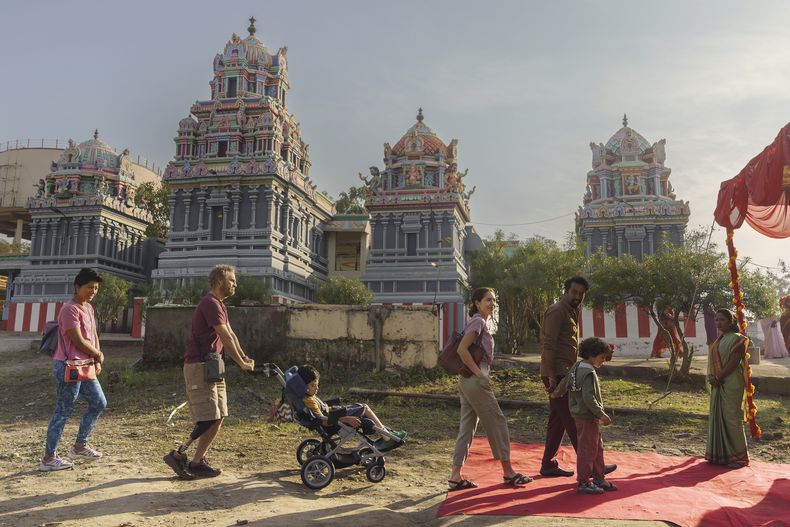 Esta imagen difundida por Netflix muestra, segundo de izquierda a derecha, a Juan Pablo Medina, Julián Tello y Bárbara Mori en una escena de la película Los dos hemisferios de Lucca. (Hitesh Mulani/Netflix via AP)
