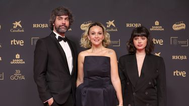 Esteban Navarro, de izquierda a derecha, Paula Ribo, y Belen Barenys llegan a la 39ª edición de los Premios Goya en Granada, España, el sábado 8 de febrero de 2025, en Granada. (Foto AP/Fermin Rodriguez)